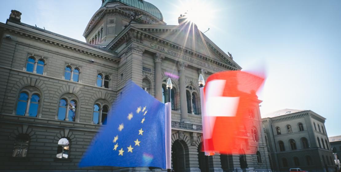 Schweizer und EU Flagge vor dem Bundeshaus